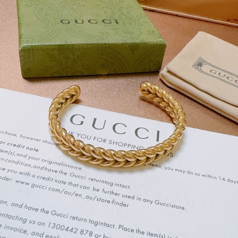 G*u*i bracelets